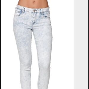Bullhead light wash skinny jeans