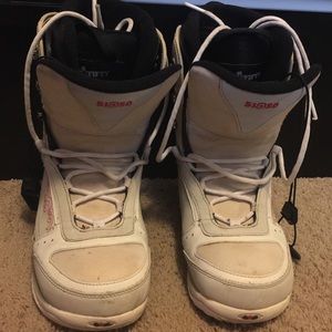 Snowboarding boots