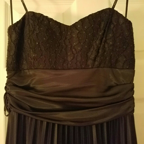 Black formal gown - Picture 2 of 3