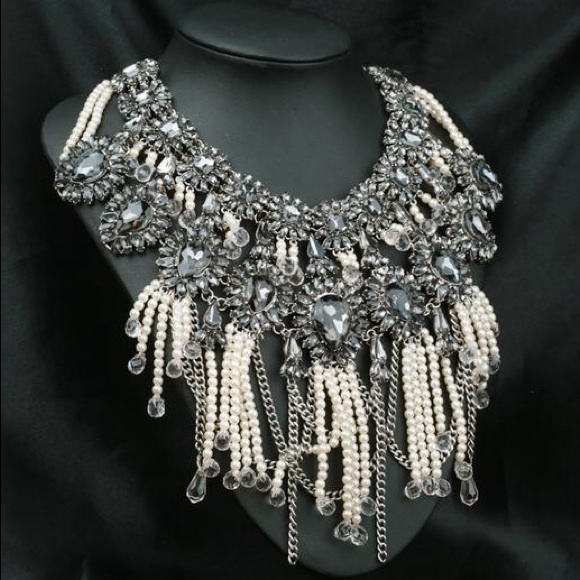 Only 1 left! 💄💕Gorgeous Statement Necklace - Picture 2 of 4