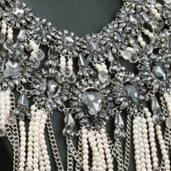 Only 1 left! 💄💕Gorgeous Statement Necklace - Picture 4 of 4