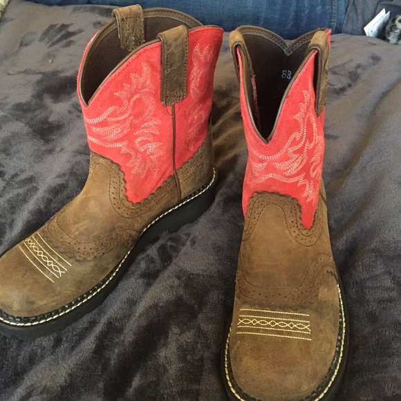 Ariat Cowgirl Boots. Size 8. NEVER WORN.