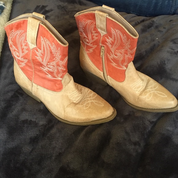 Peach bootie cowgirl boots. Size 8. No damages.