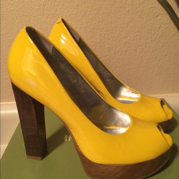 Heeled pumps