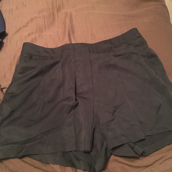 Lulu lemon keepsake short.