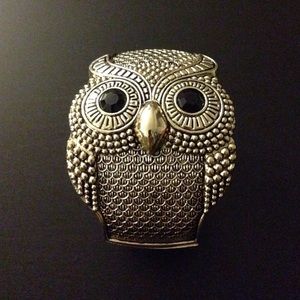 Owl bangle with hinge closure