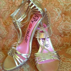 Fashionable Gold Pumps