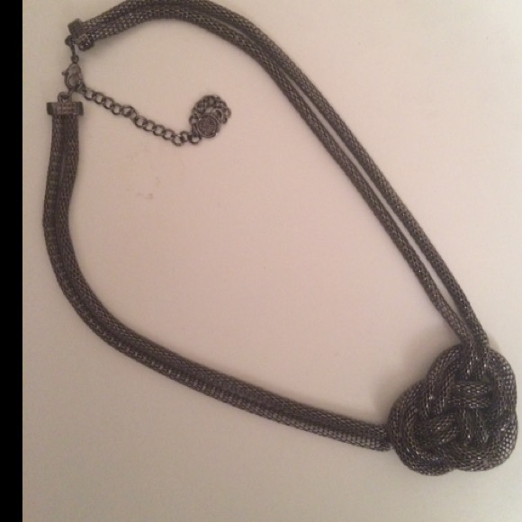 Vera Wang Jewelry - EUC Vera Wang Necklace