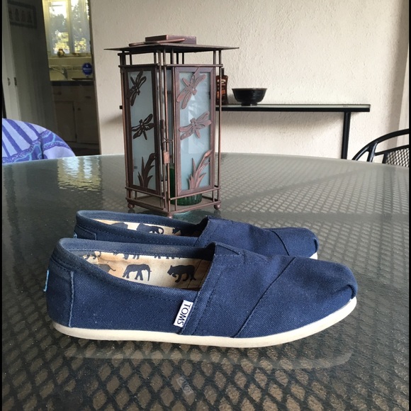 NAVY BLUE TOMS hardly worn, excellent condition