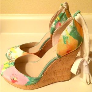 Flower print wedges
