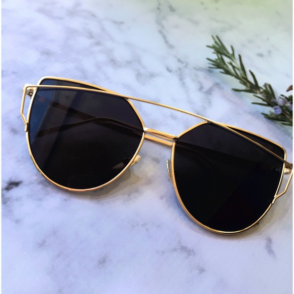 ✨HP✨ Black Mirrored Sunglasses, Cat Eye Sunglasses - Picture 2 of 4