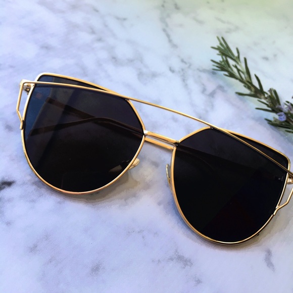 ✨HP✨ Black Mirrored Sunglasses, Cat Eye Sunglasses - Picture 3 of 4