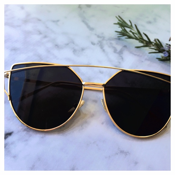 ✨HP✨ Black Mirrored Sunglasses, Cat Eye Sunglasses - Picture 4 of 4