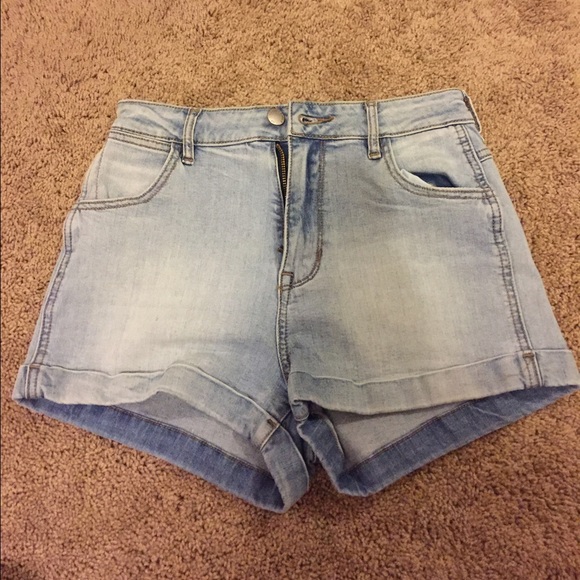 kendall and kylie light wash shorts - Picture 1 of 3