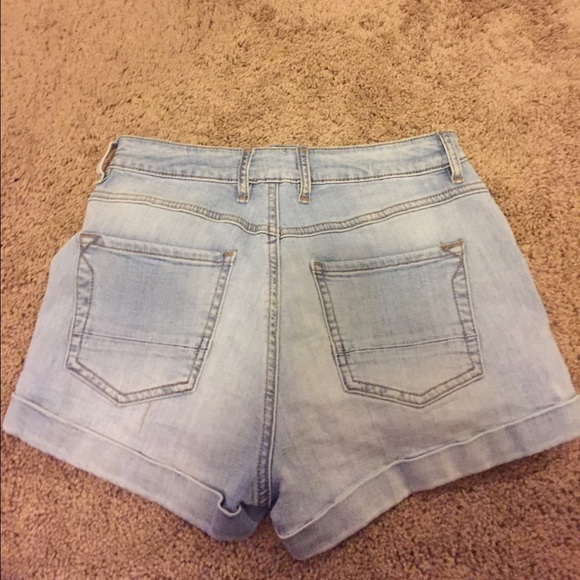 kendall and kylie light wash shorts - Picture 3 of 3