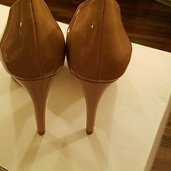 61- TAHARI Heels - Picture 3 of 4