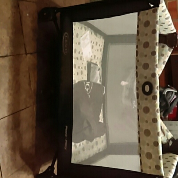 Pack and play - Picture 2 of 2