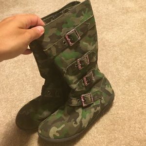 Kids camo boots