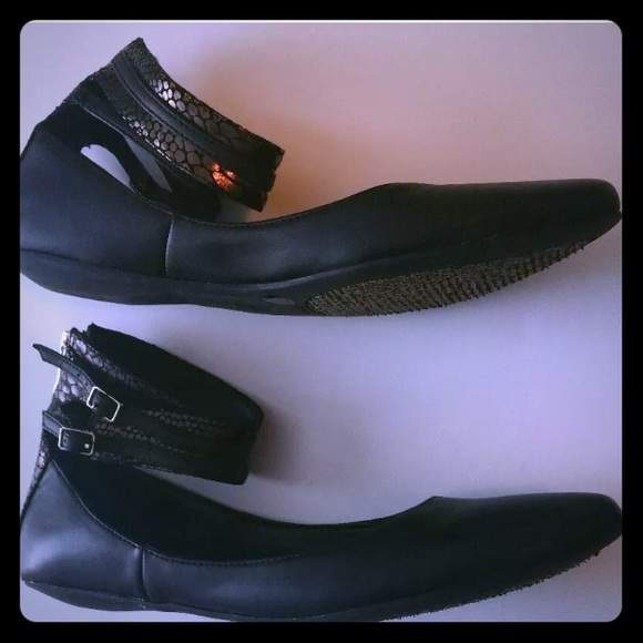 BCBG Paris flats