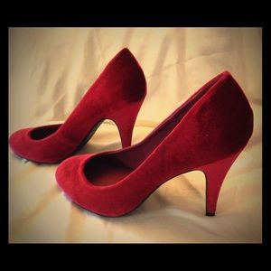 EUC ❤️ American Rag 10M Red Velvet Pumps