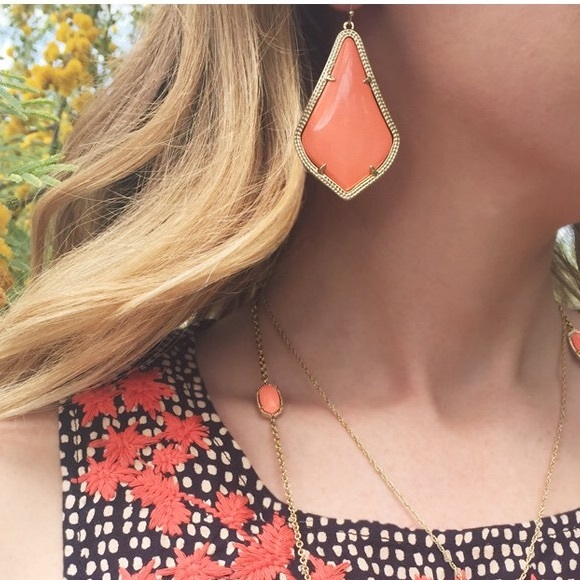 🚫SOLD🚫Kendra Scott Alexandra Earrings in Coral - Picture 3 of 3