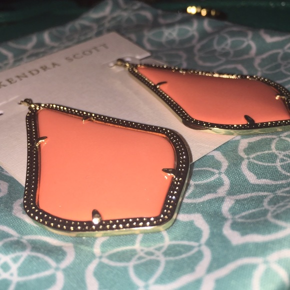 🚫SOLD🚫Kendra Scott Alexandra Earrings in Coral - Picture 2 of 3