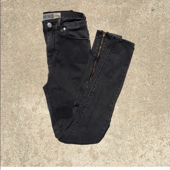 Brandy Melville black distressed jeans 😈.