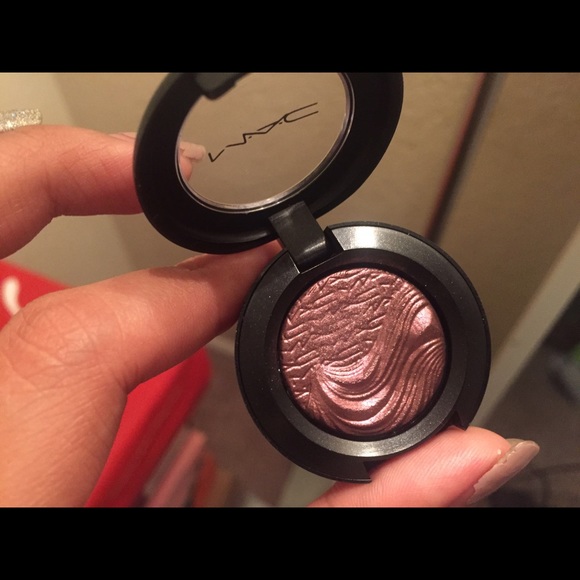 MAC EYESHADOW - Picture 2 of 2