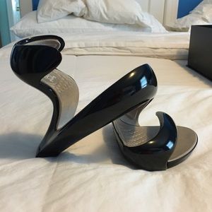 Julian Hakes London heel