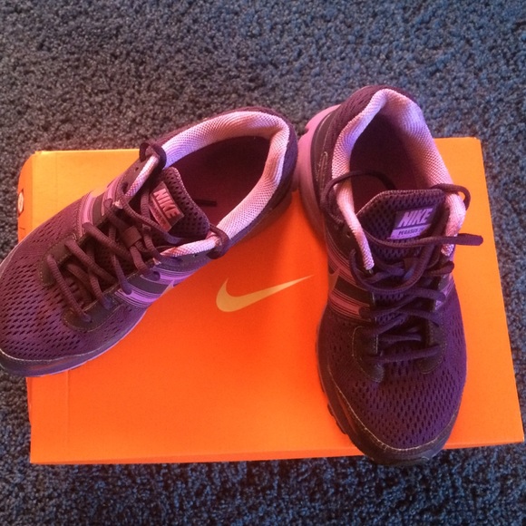 Woman's size 8 Nike Pegasus 33