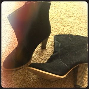 Black heel ankle books