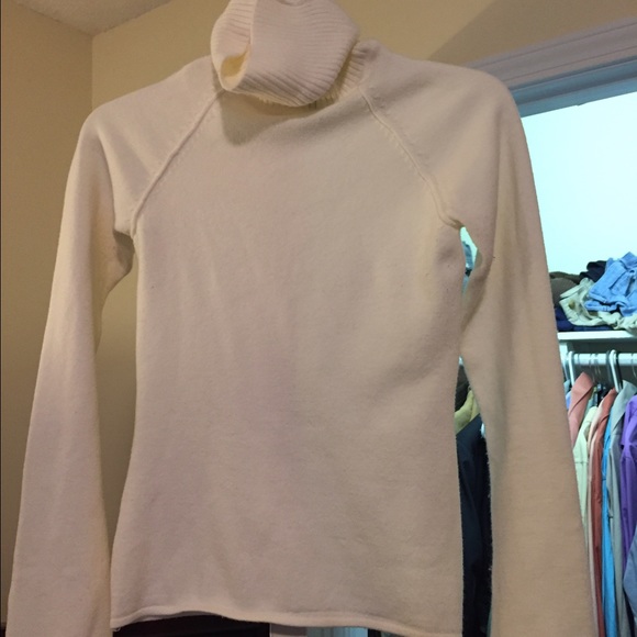 🌺NEW listing! Beautiful cream turtle neck!