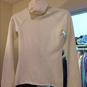 🌺NEW listing! Beautiful cream turtle neck!