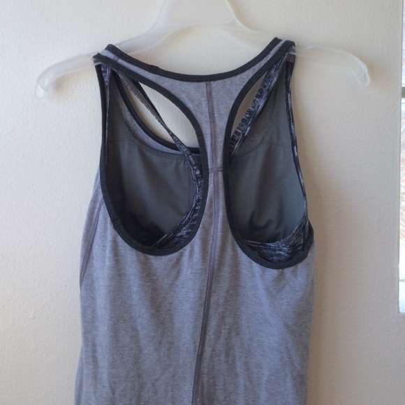 Size 4 Lululemon shirt with bra attached - Picture 1 of 4