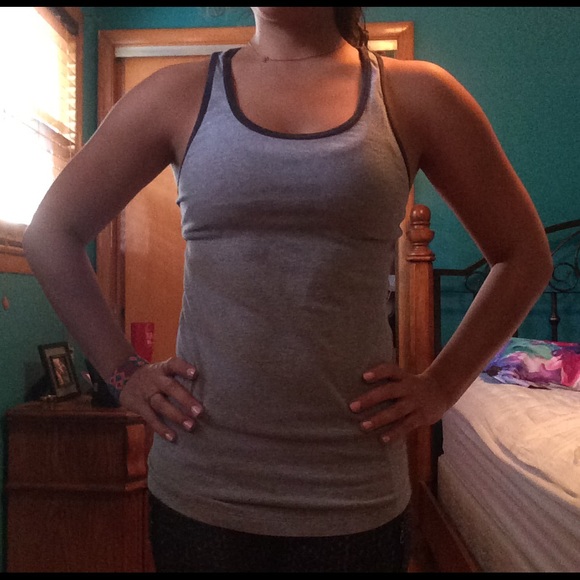 Size 4 Lululemon shirt with bra attached - Picture 3 of 4
