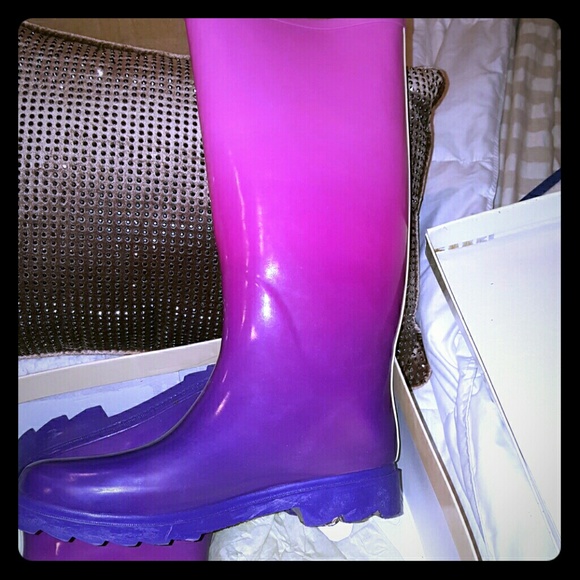 RAIN BOOTS SIZE 7M