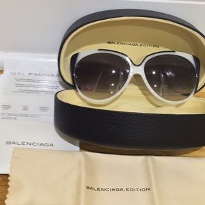 🕶 BALENCIAGA 🕶 Ivory/Navy sunglasses NWT 🇺🇸