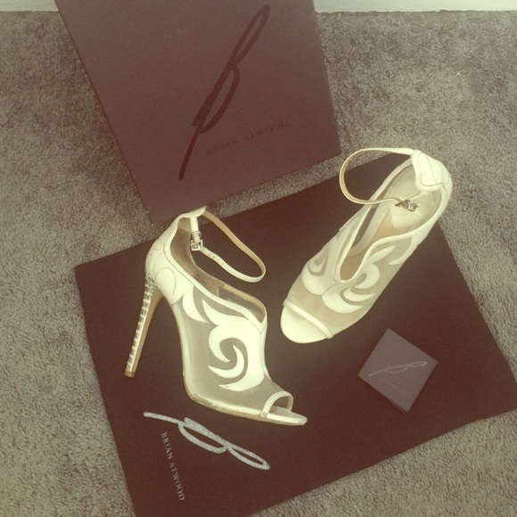 👑 B Brian Atwood Linscott Scrolled Pump - White - Picture 1 of 5