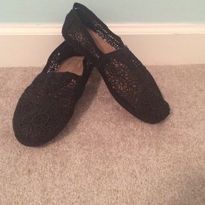 Black lace Toms