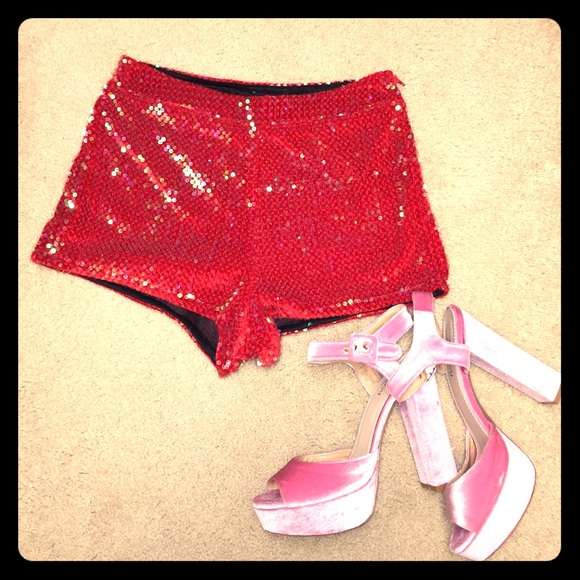 💅Red hot sequin shorts💅