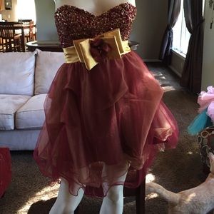 !SOLD¡ Beautiful Maroon and Gold Homecoming Dress