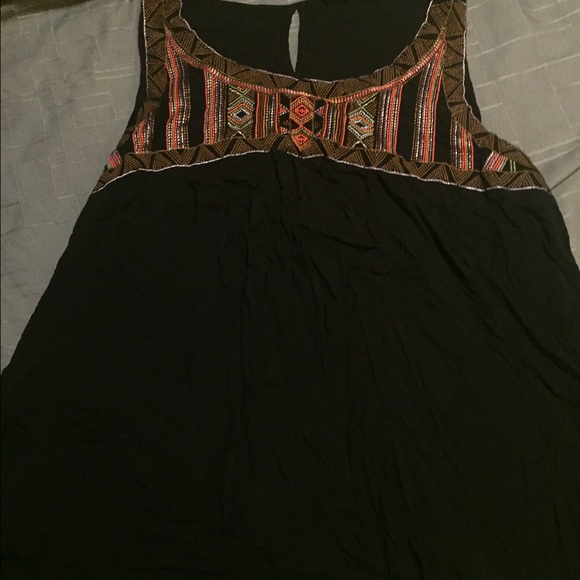 Tank top with embroided collar.