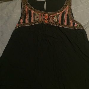 Tank top with embroided collar.