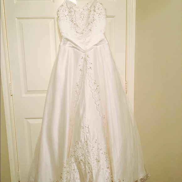 Ivory wedding gown.  Brand new with tags!