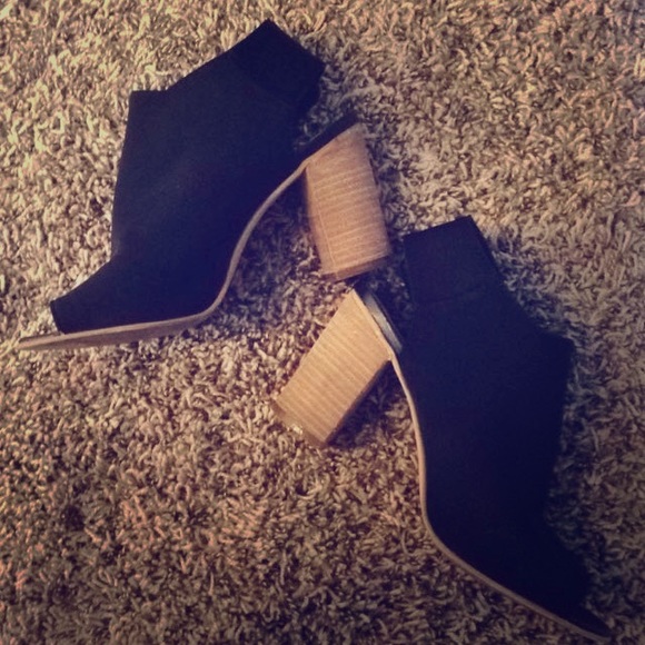 Steve Madden Shoes - 💖Steve Madden Peep Toe Booties💖