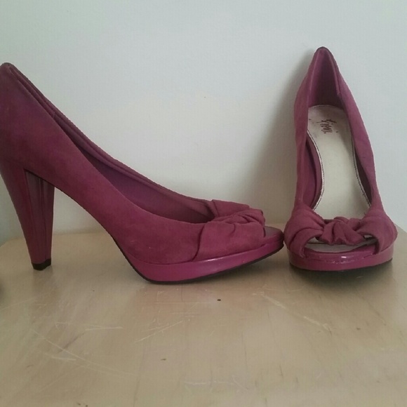 Fuchsia peep toe pump