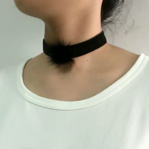 ??pom-pom black fluff choker
