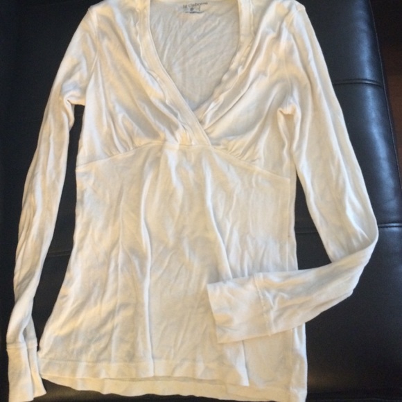 V-neck long sleeve shirt