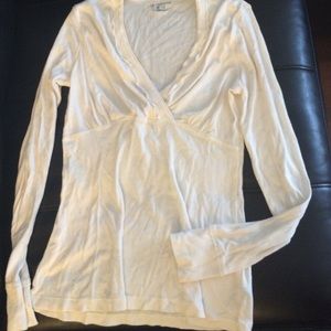 V-neck long sleeve shirt