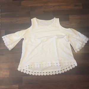 Cotton cold shoulder top with crochet scallop trim